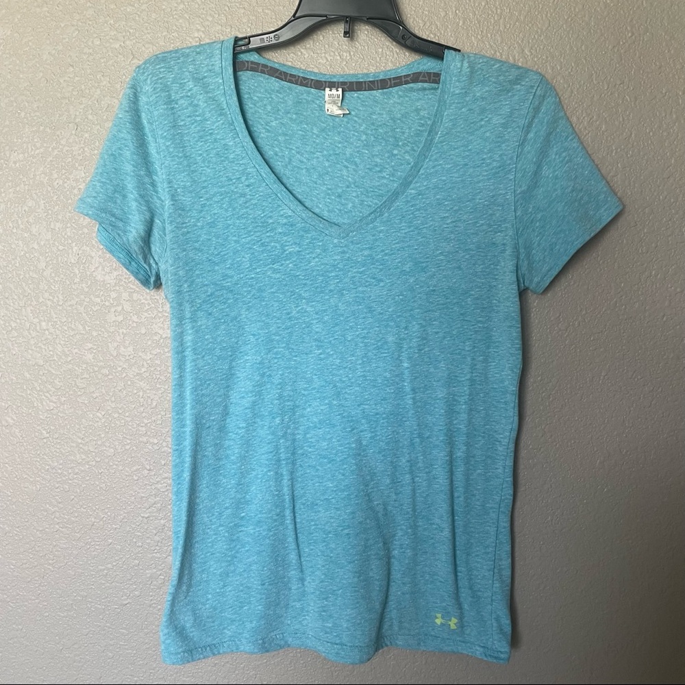 Under Armour Women’s blue fitted v-neck work out top size M medium